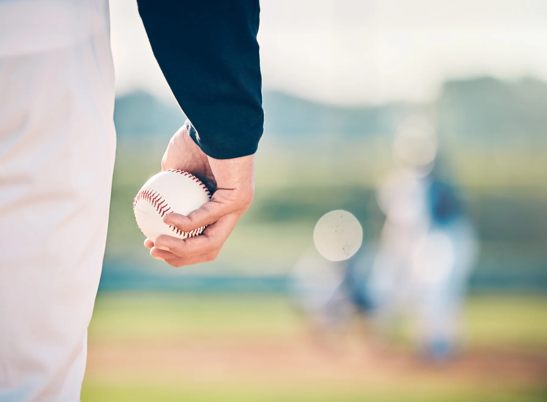 マウンドで力強く全力投球する野球のピッチャーの躍動感ある姿