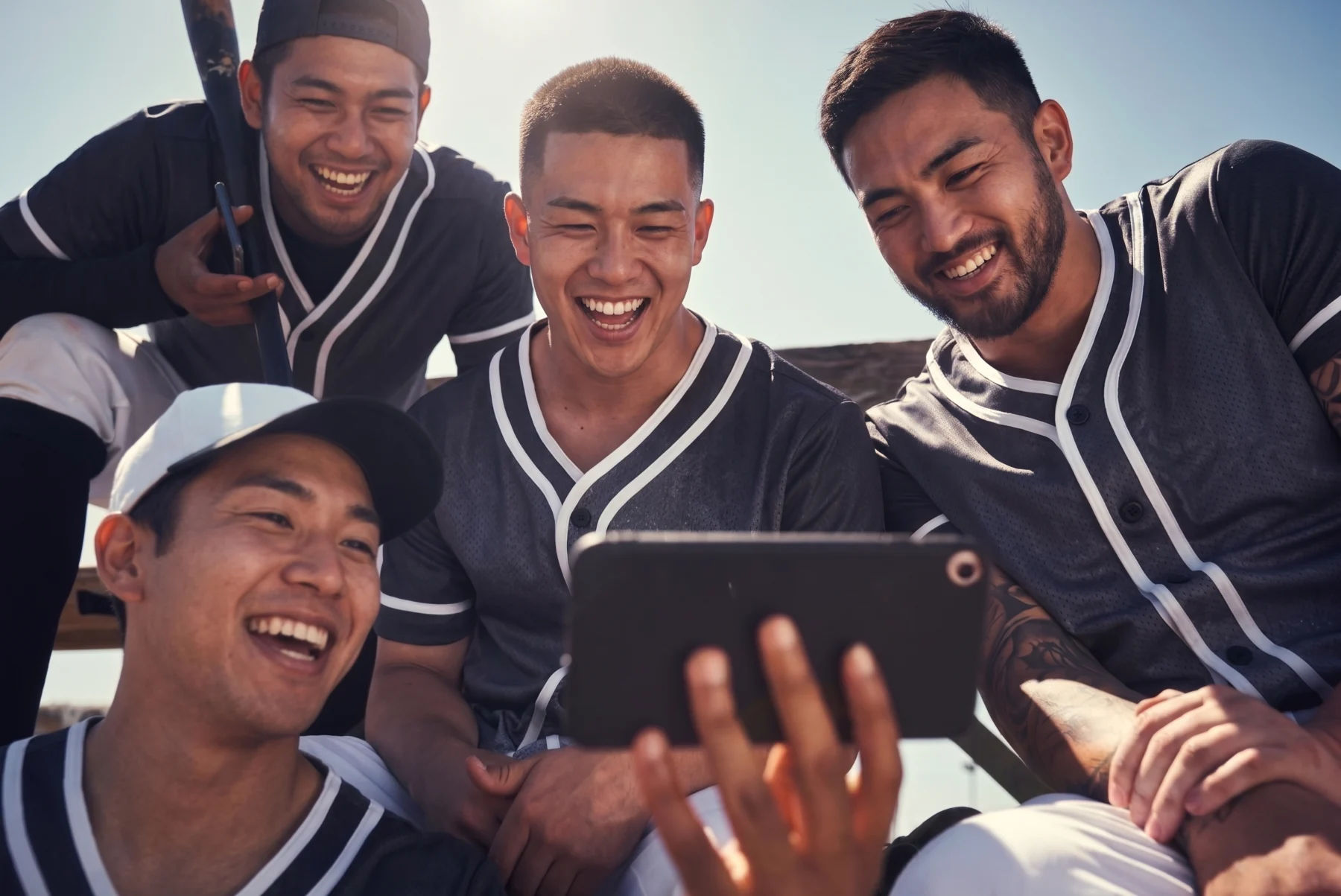 スマートフォンで野球の分析動画を見ながら楽しむファンの手元と笑顔