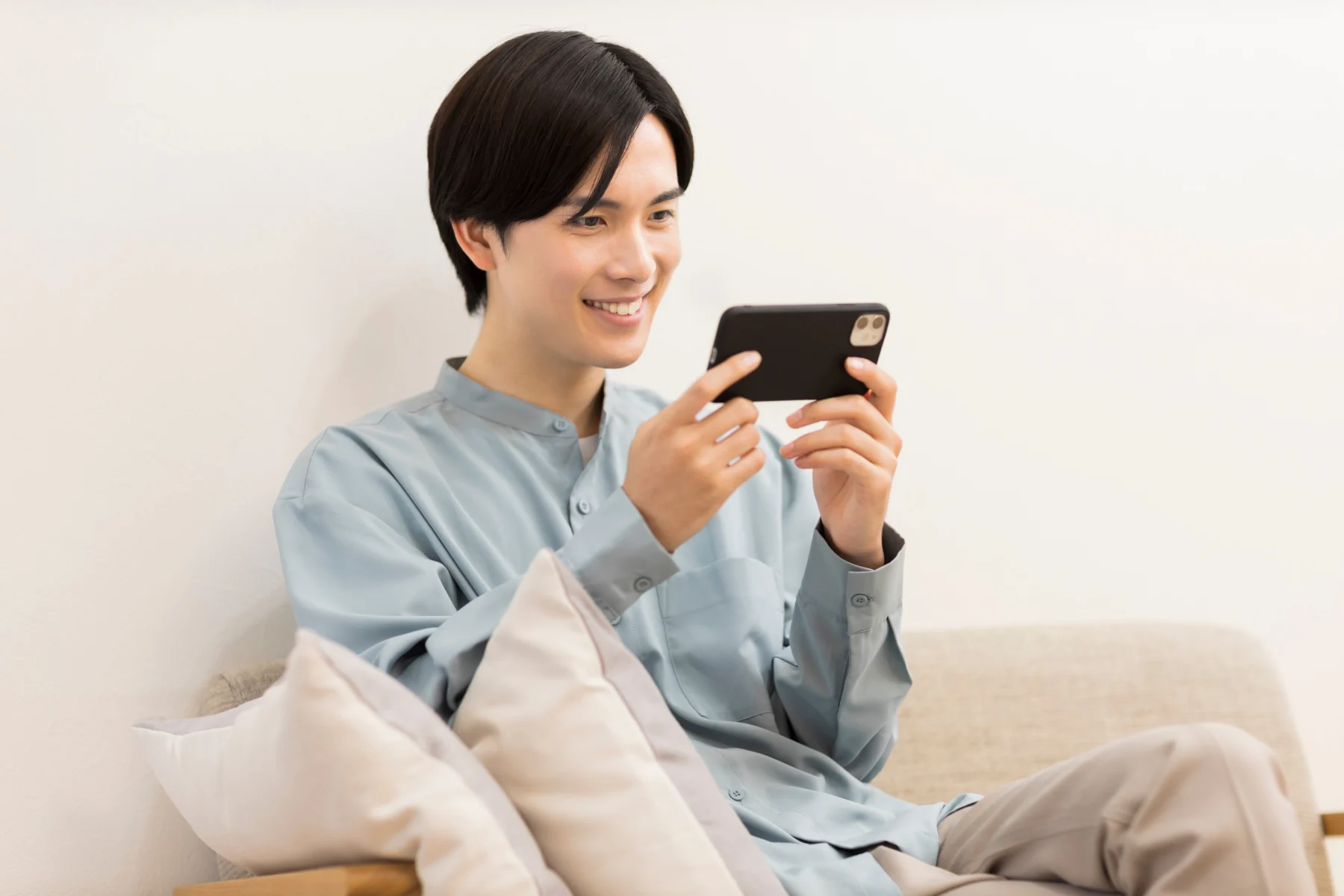 ベンチでグローブの横に座りタブレットで野球動画を確認する選手